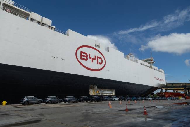 Portocel recebe navio gigante da BYD com mais de 5.500 veículos