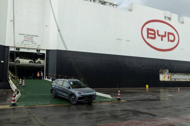 O navio Explorer N&ordm; 1, da greentech BYD, atracou nesta quinta-feira (27/02) na unidade de Portocel em Aracruz, norte do Espírito Santo, com 5.524 veículos, uma carga maior que a média habitualmente praticada no setor