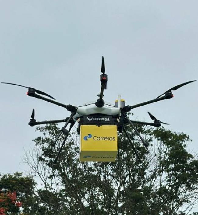 Correios faz primeira entrega por drone em Curitiba