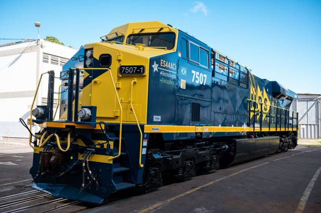 MRS implanta carregamento solar de baterias em locomotivas