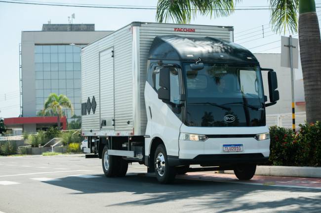 BYD lança Dolphin Mini Cargo na Intermodal e aposta em soluções elétricas para logística urbana