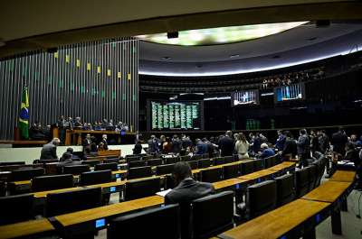 Congresso derruba vetos e amplia benefícios fiscais para setores de energia e logística