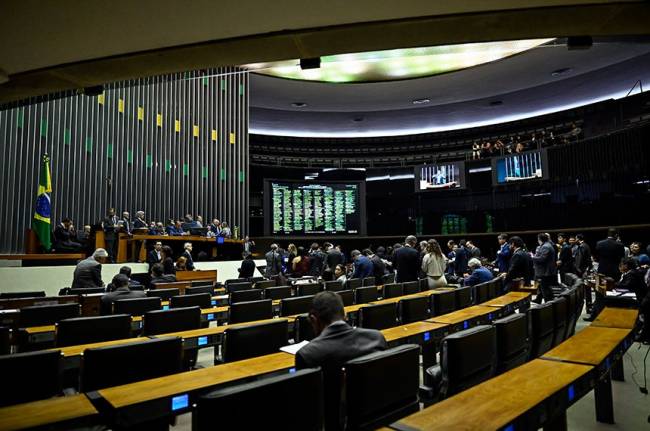Congresso derruba vetos e amplia benefícios fiscais para setores de energia e logística