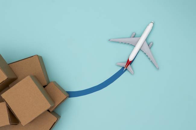 Demanda global por carga aérea cresce 2,2% em maio, segundo a IATA