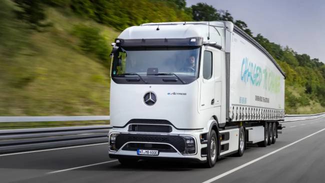 Daimler Truck inicia operação com caminhões elétricos em rotas logísticas na Europa