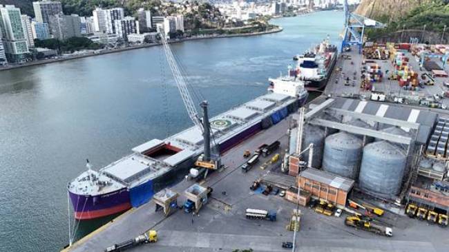 TVV realiza operação inédita com navio Panamax no Porto de Vitória