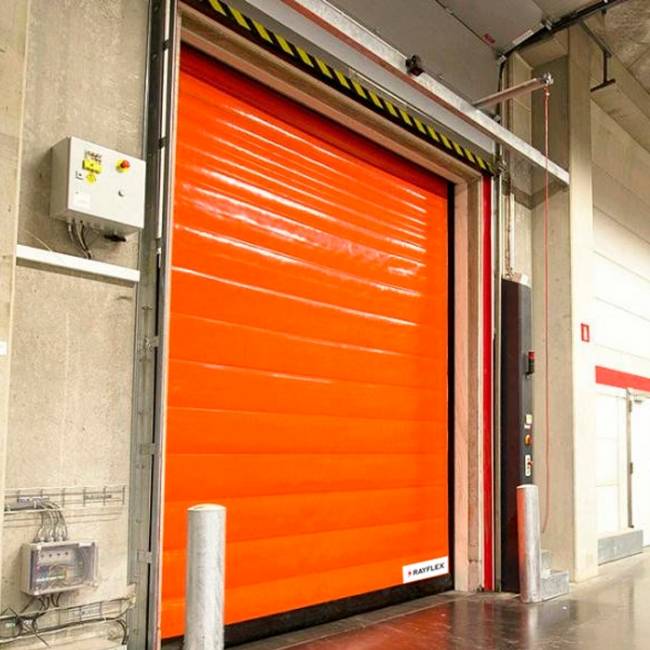 Rayflex estreia na INTRA-LOG 2025 com portas rápidas 