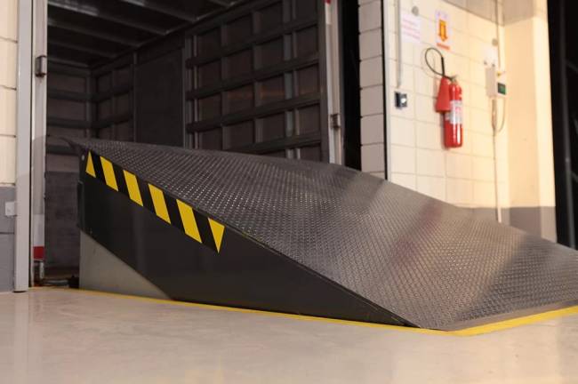 Rayflex estreia na INTRA-LOG 2025 com portas rápidas 