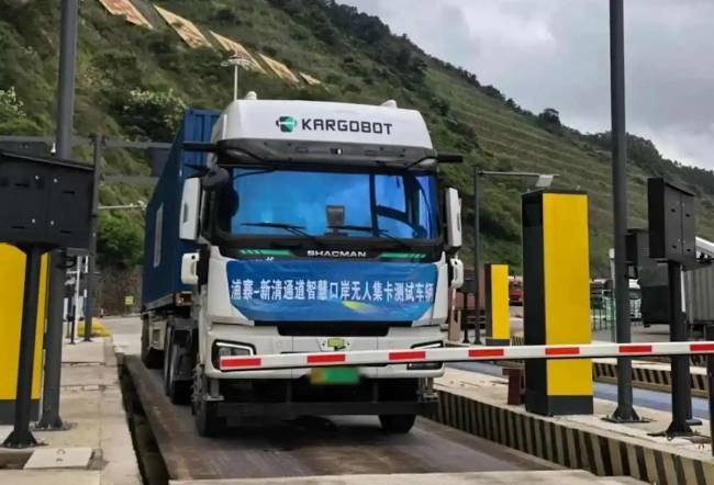 Caminhão autônomo realiza primeira operação transfronteiriça entre China e Vietnã
