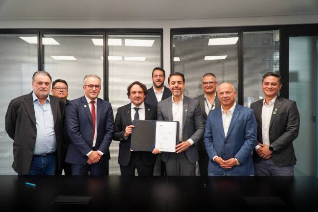 APS firma contrato com Fundação Valenciaport para descarbonização do Porto de Santos