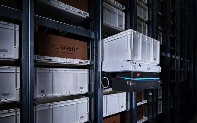 Knapp apresenta robôs inteligentes para armazéns automatizados