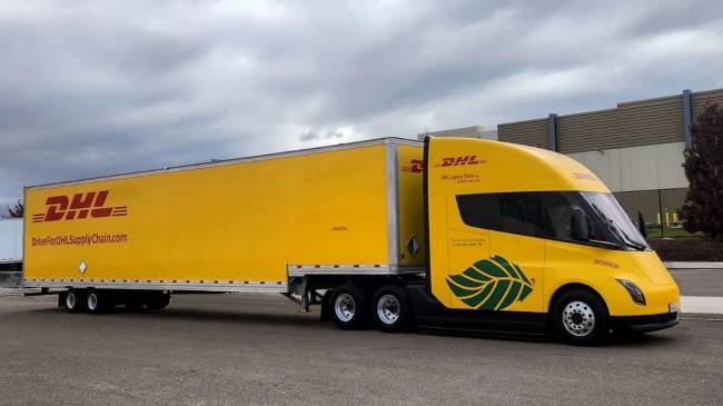 DHL incorpora Tesla Semi à frota e amplia uso de veículos elétricos em operações de longa distância na Califórnia
