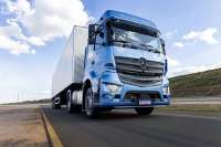 Mercedes-Benz do Brasil amplia vendas de caminhões e avança em participação no mercado em 2025