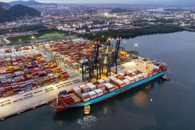 Porto de Santos incorpora guindastes elétricos e amplia capacidade operacional em terminal de contêineres