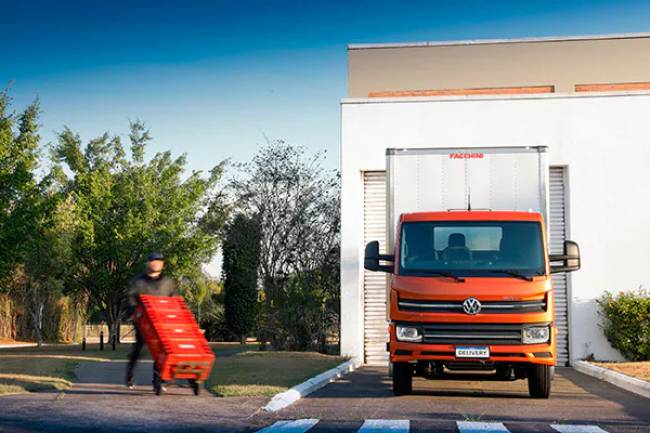 Venda de caminhões recua em 2025 e impacta renovação de frotas e logística no Brasil