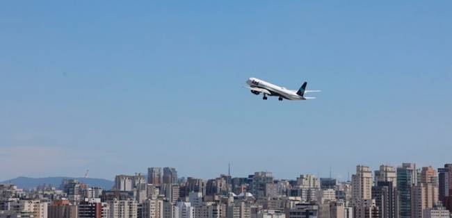 Governo zera tributos sobre querosene de aviação e amplia medidas para conter alta dos combustíveis