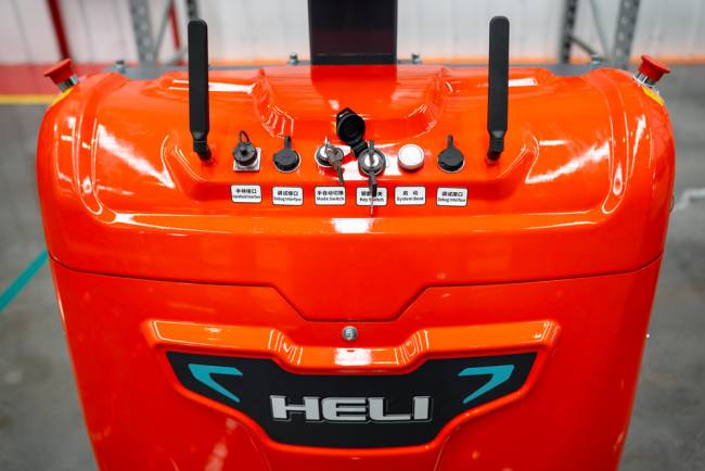 Equipamentos têm recursos como recarga lateral automática, troca entre modo manual e automático com um clique, tecnologia de reconhecimento de posição do pallet e navegação SLAM