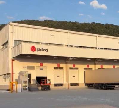 Jadlog dobra capacidade com hub logístico automatizado em São Paulo
