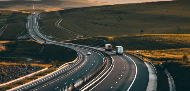 Pesquisa da Geotab aponta distração ao volante como principal risco nas estradas brasileiras