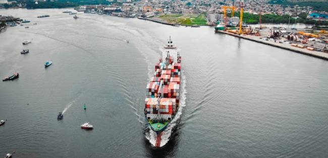 Porto de Santos deve atingir marca histórica de 100 milhões de TEUs movimentados em 2026