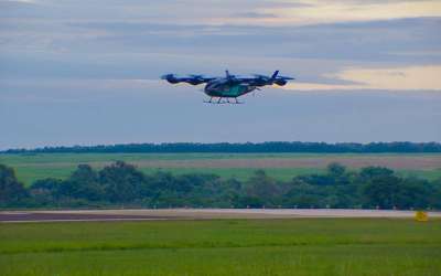 Eve Air Mobility avança em programa de eVTOL e expõe simulador de voo em evento no Reino Unido