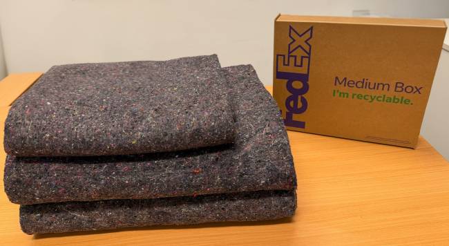 FedEx recicla quatro toneladas de uniformes em mais de seis mil cobertores para doação