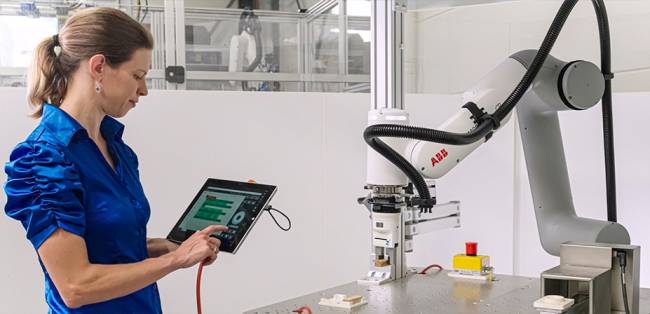 ABB Robotics lança interface para operar e programar robôs com tablets e computadores