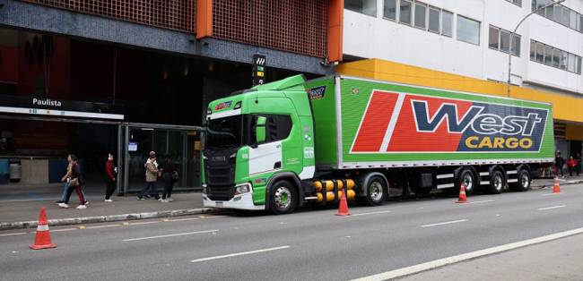 SETCESP coordena transporte de 40 toneladas de peças de celulares apreendidas em SP